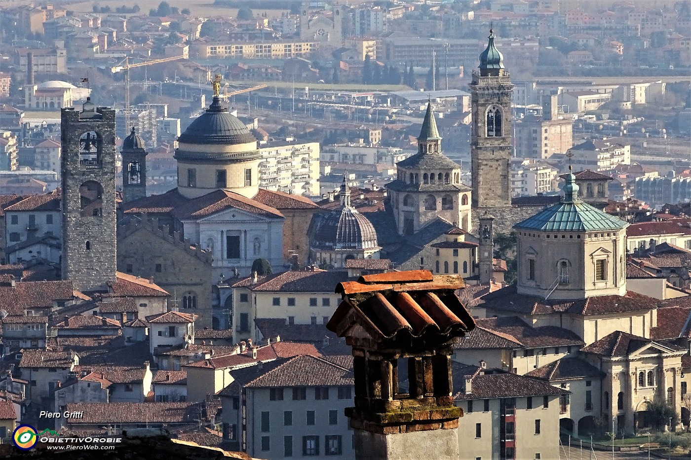 51 Oltre i comignoli di San Vigilio ...Citta Alta e Bassa.JPG